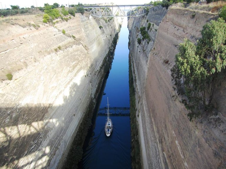 İki denizi bağlayan kanal: Korint Kanalı Yunanistan